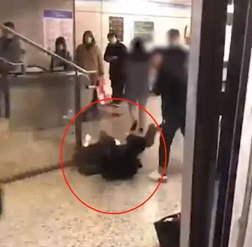 上海地铁48岁女子与28岁男子互殴已被行拘,为了座位至于吗