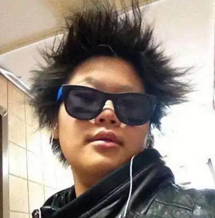 毕福剑21岁女儿近照,简直就是老毕的翻版,肯定是亲生的