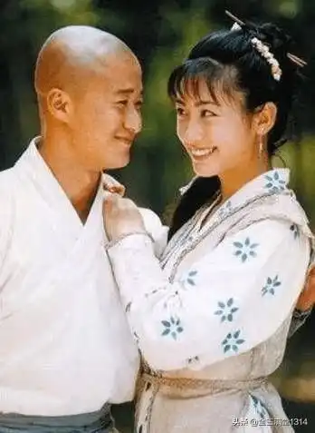 她是回族第一美女,却插足大25岁张铁林的婚姻,今成一家