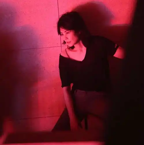 王菲陪女儿回京气质高冷18岁李嫣术后包裹严实