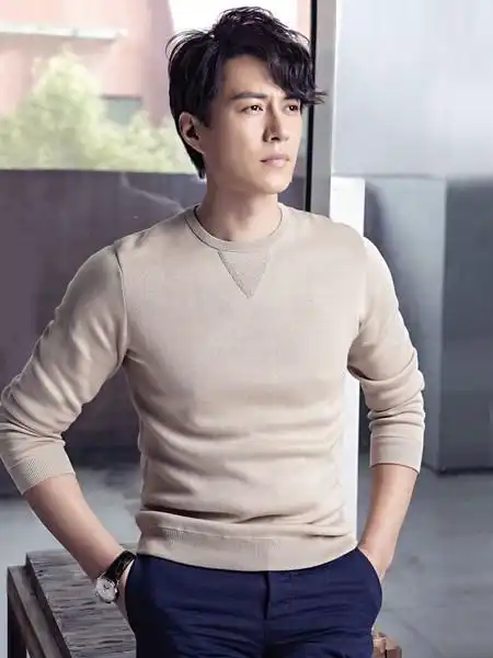 靳东晒儿子背影靳东老婆李佳二婚,和赵薇黄晓明是同班同学