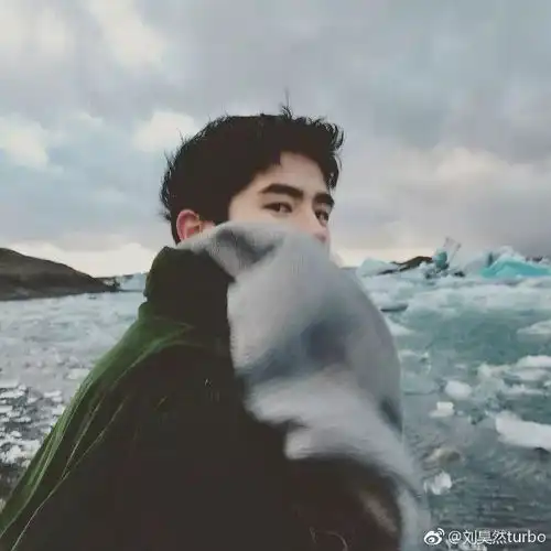 刘昊然旅行大片帅出天际火山与冰洞,旷野与瀑布,这里被列为此生必去的地方