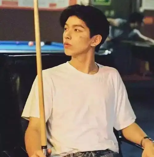 头像眼前一亮的男生头像