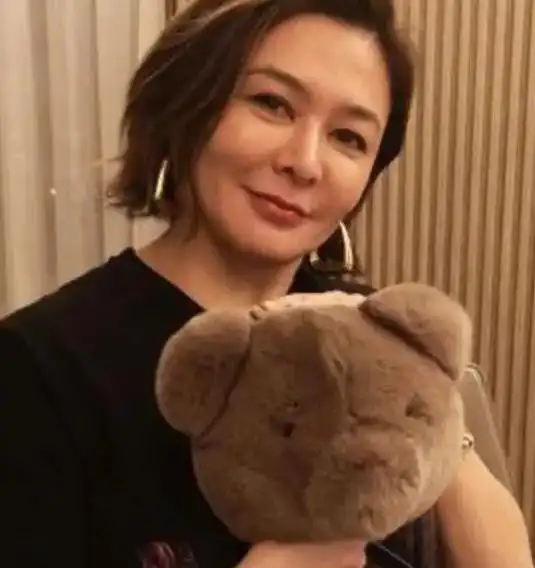 关之琳与光头男一起爬山,疑似新恋情曝光,本人回应称不要乱讲