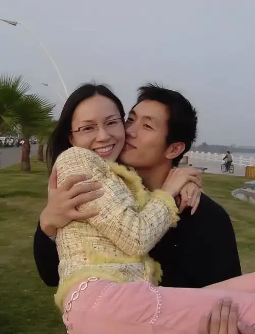 28岁男子与56岁千万级富婆离婚原因竟是因为女子怀孕