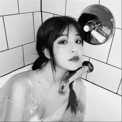 悲伤高冷头像女生黑白,没有能力改变眼前这一切