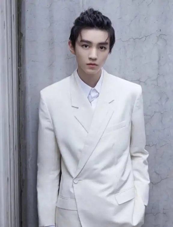 20岁王俊凯愈发帅气了,穿白色西装优雅时尚,贵族王子的既视感