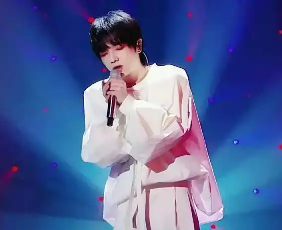 华晨宇恋情再添石锤,与王悦伊配同款文案,晒同款照片