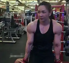 韩国健美女神称停止训练恢复正常饮食,但手臂围度依旧不输男人