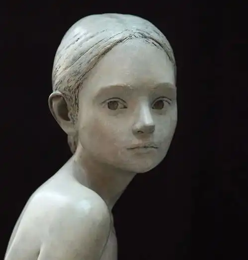 娇小而优雅的小女孩雕塑