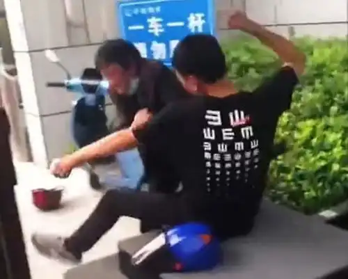 逆子江苏男子未戴口罩和保安起争执,母亲赶来劝说被儿子殴打