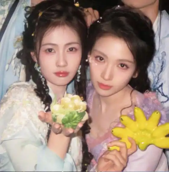 女生揉范丞丞脸亲密互动引热议,恋情疑云浮出水面