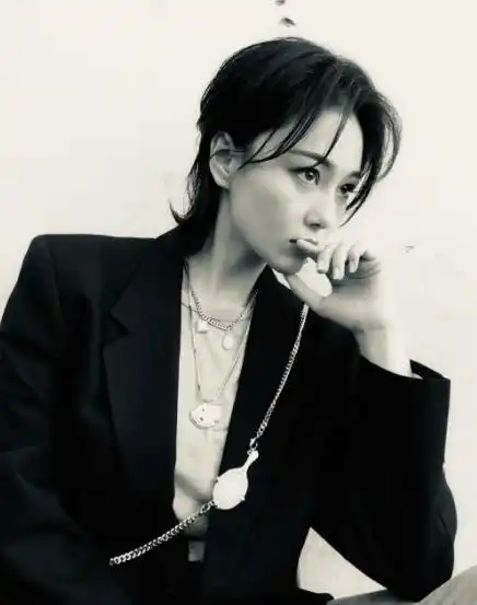 张馨予告黑粉后晒照,穿男士西装霸气十足,与何捷越来越有夫妻相