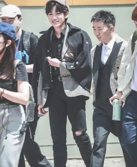 181宋亚轩和183黄子韬同框,身高一目了然