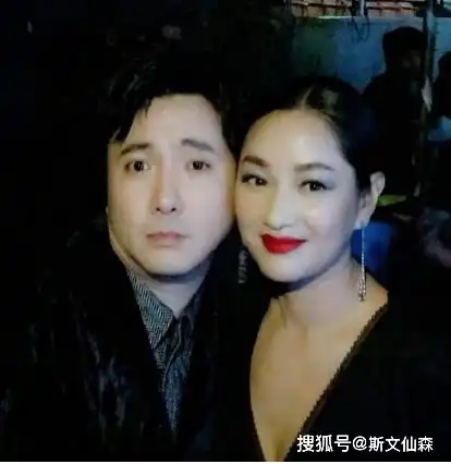 沈腾和瞿颖青涩旧照曝光男方浓眉大眼似混血,亲密贴脸关系不浅