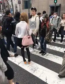邓紫棋恋情曝光与白衣男子亲密牵手游日本图