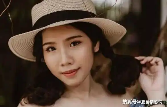 男女交往,想激发对方的主动,不妨尝试三种暗示法