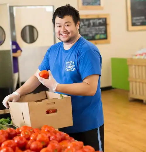 70岁大叔开超市,专卖过期食品,买的人却排起了长队