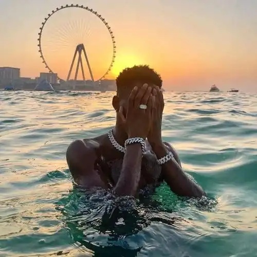 头像丨男生愿你在冷铁卷刃前,得以窥见天光