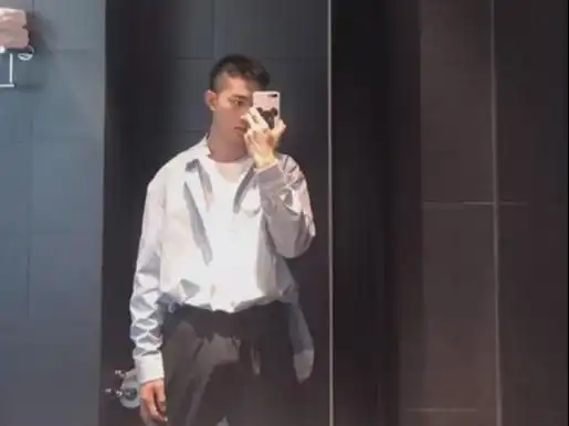 湖北腹肌小狼狗灰裤子刷屏,男生就该这样穿搭