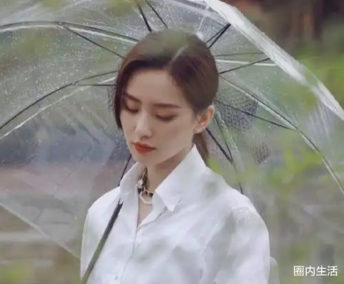 欧阳娜娜现在还是挺愿意捧她的妹妹的,因为妹妹和她更亲一些