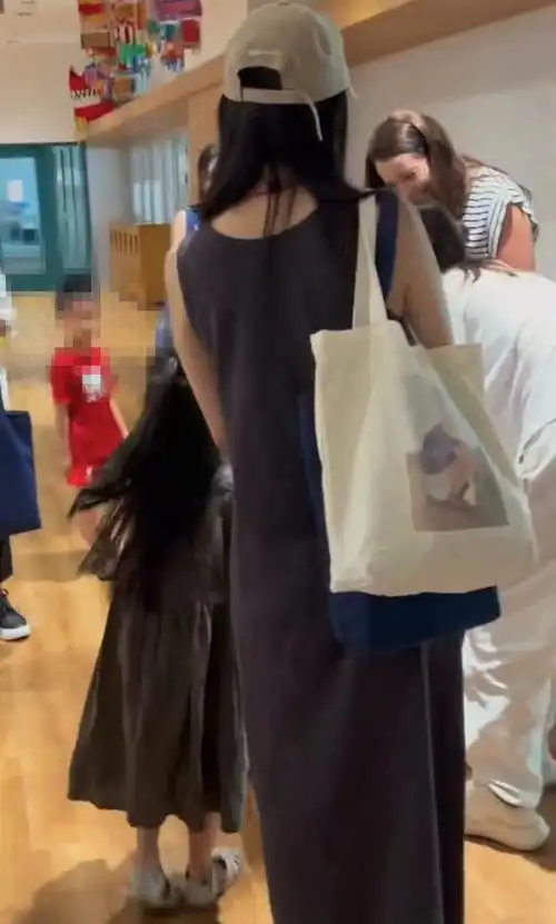高圆圆陪女儿参加开学典礼,6岁rhea和男同学手牵手,气质好出众