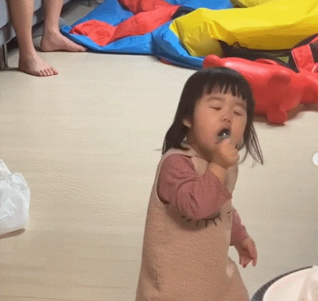 新版表情包圆滚滚的肚腩忧郁的眼神,百万网友这小肚子太上头了