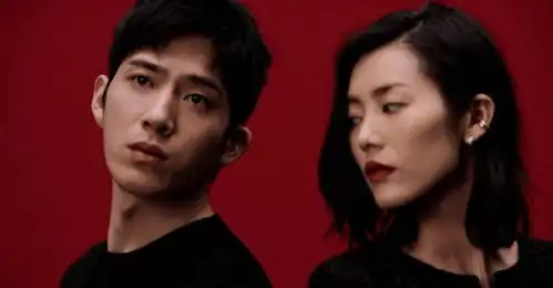 组图网友机场偶遇井柏然刘雯晒同框背影照曝小情侣目的地