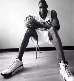 nba巨人的脚有多大kd大脚镜头都装不下,一人脚穿59码篮球鞋