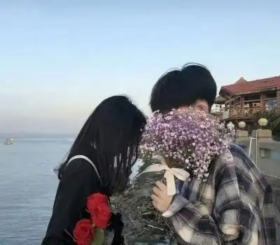 情侣接吻时,女生有这3个小动作,说明ta真的爱惨了你