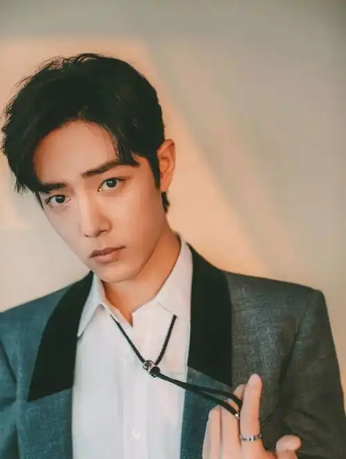 李沁和肖战穿制服,要命