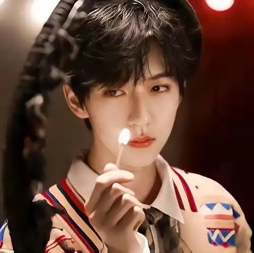 粉丝曾在偶遇丁程鑫和贺峻霖,真人超帅,就是腿让人看了很自卑