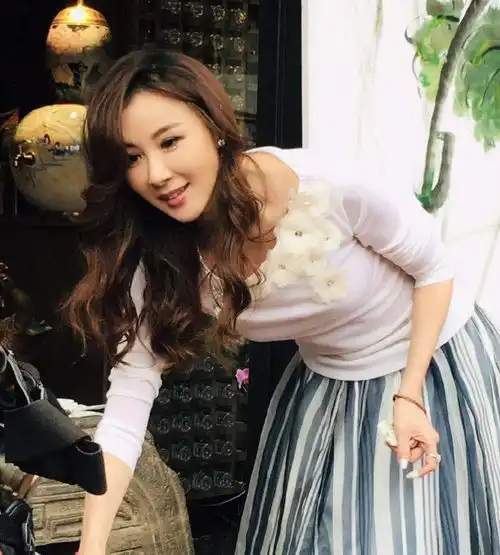 51岁萧蔷为何不结婚你看她自己怎么说,难怪47岁还找90后