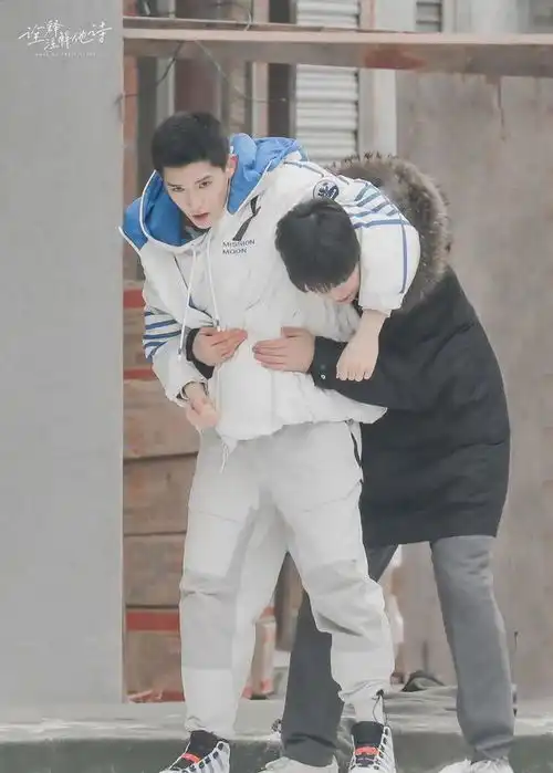 范丞丞王安宇地面缠斗,打架试戏气氛暧昧,四条腿位置尴尬