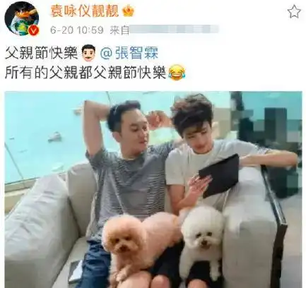 袁咏仪14岁儿子烫发成帅哥,双腿纤细和爸挤沙发,家中内景也曝光