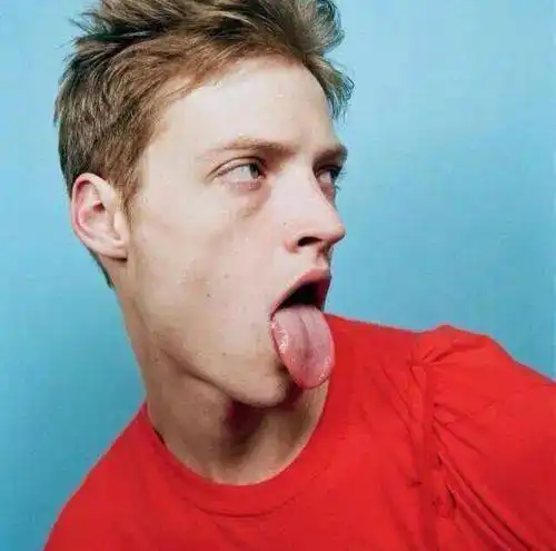 小科跳起来非常大力的拍了拍你,并吼着点开这篇推文