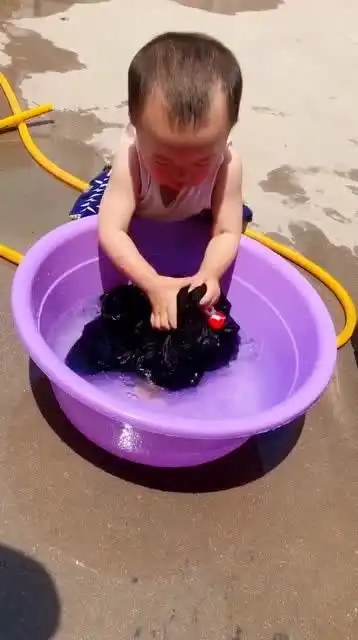 这么小的孩子就会洗衣服,以后谁娶谁享福,哈哈