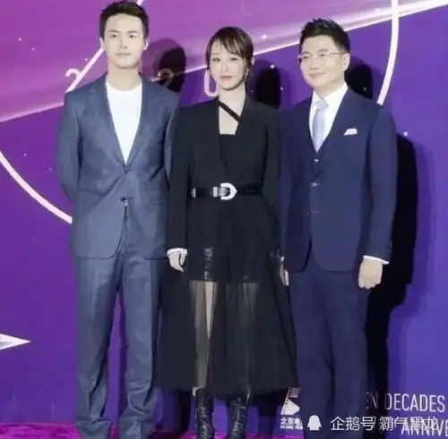 杨紫一身红裙被调侃穿越到春晚,她脚上鞋子却很抢镜女星的体面