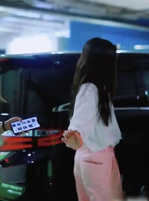 宣布与张一山分手,宋妍霏仍未火,女助理却率先出圈