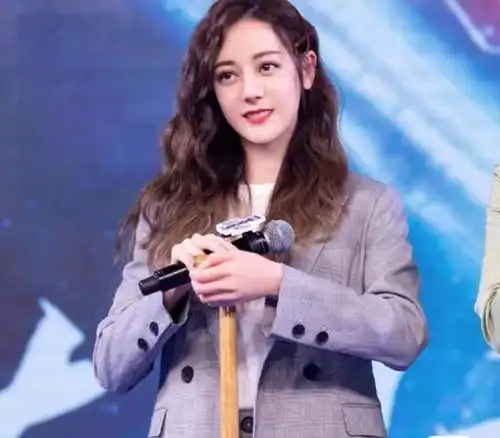 迪丽热巴新剧造型,一身香槟色西装好显眼,御姐风满满,快来学她的西装穿搭