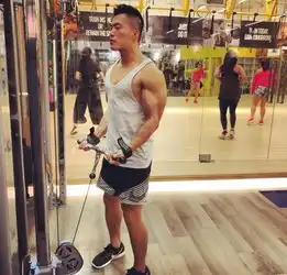 是健身私教,也是周杰伦mv男主角,邓紫棋帮唱,刘畊宏训练搭档