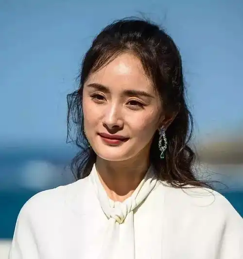 杨幂少女感渐失,男网红分析其脸垮原因动了下颌骨挂不住肉