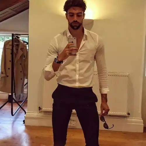 充满拉丁风情的胡渣男模carlossanjuan