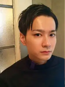 讨喜的男生发型黑色简约短发
