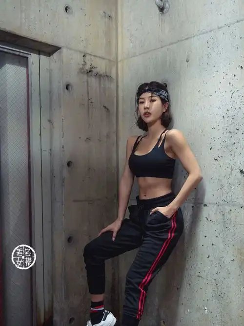 路人街拍,有腹肌的小姐姐,健康美爆棚