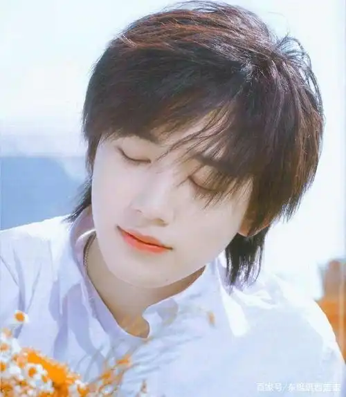 宋亚轩真是时代少年团的颜值担当,五官好看到可以超越性别