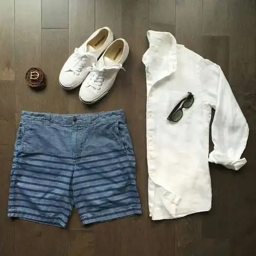 白衬衫短裤,夏季去海边就这样穿