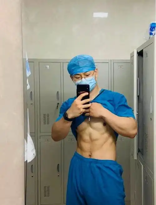 北京医生竟然是肌肉猛男完美腹肌太迷人,8个动作教你练同款