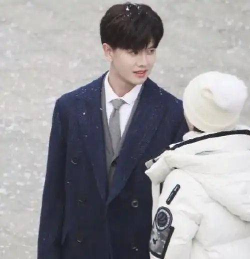 白鹿新剧照来了,男主一身西装和白色衬衫,两个人太有cp感了