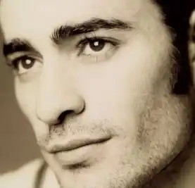 通过面相解析长有一字眉的男人命运